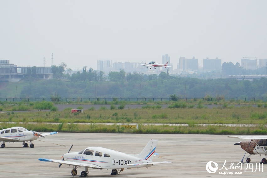 淮州机场内驻场企业正在进行低空飞行训练。人民网 赵祖乐摄