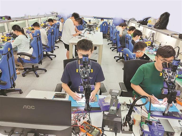 低空經(jīng)濟爆火引燃無人機維修培訓(xùn) 有人不遠千里來深學(xué)修無人機